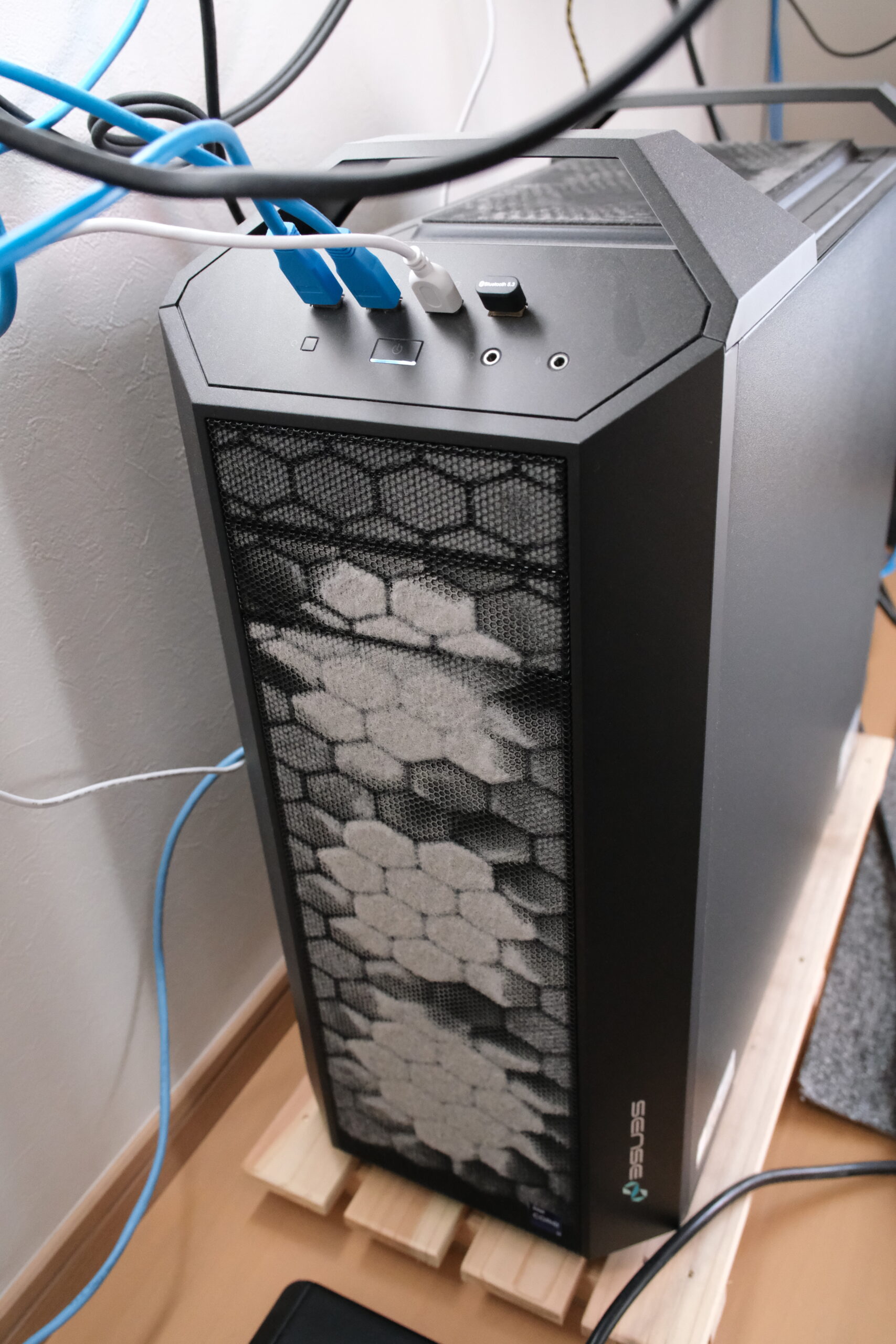 半年で埃びっしりになったPC。部屋の埃を減らすためにブラック 